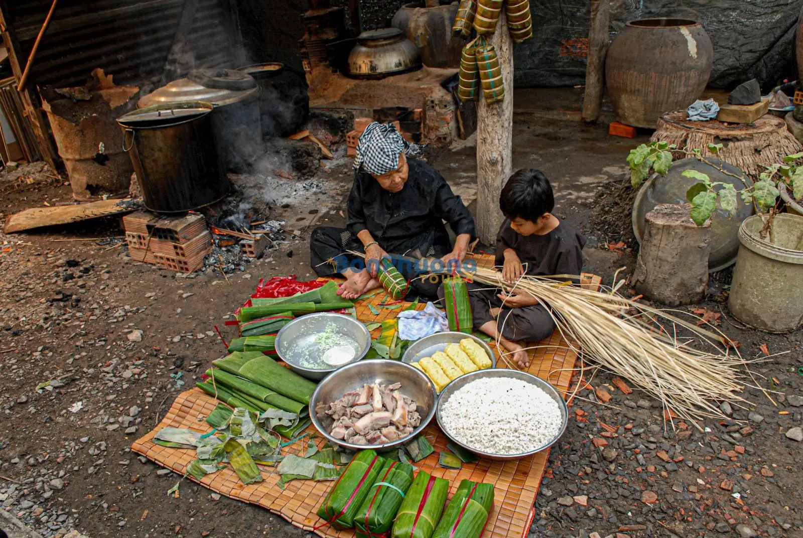 Gói bánh tét – Biểu tượng Tết miền Tây
